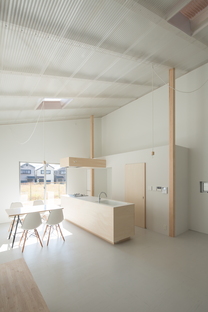 y+M设计办公室和神户的浮顶房屋