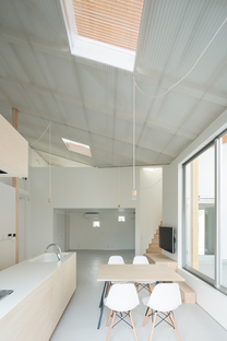 y+M设计办公室和神户的浮顶房屋