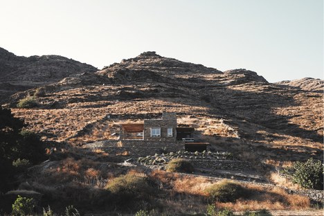 Cometa 雷竞技下载链接Architects：Rocksplit，在基克拉泽斯的Kea岛上的房子