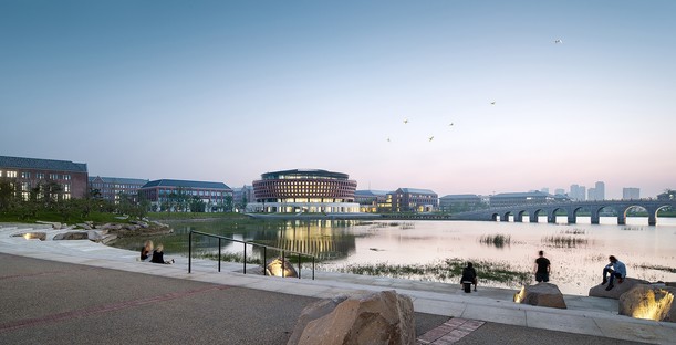 UAD介绍了中国郑安格大学的国际校园