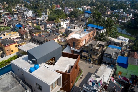 Abin Design Studio：印度西孟加拉邦班斯贝里亚的画廊房屋