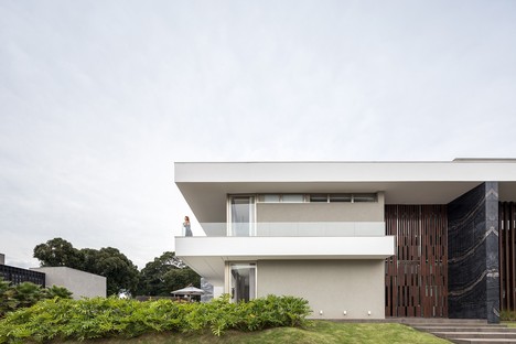 Schuchovski Arquitetura:巴西库里蒂巴的Residencia HRB