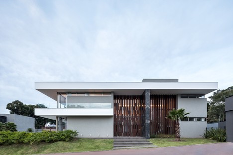 Schuchovski Arquitetura:巴西库里蒂巴的Residencia HRB