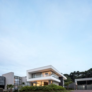 Schuchovski Arquitetura:巴西库里蒂巴的Residencia HRB