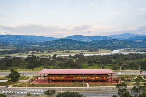 Mazzanti：Plaza del Cauca社区和运营中心