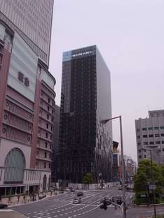 佩罗（Perrault）在大阪的福库塔（Fukoku Tower）