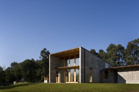Castanheira:水泥和木头的房子