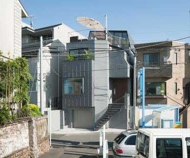 Keiji Ashizawa:位于东京中心被绿色包围的家