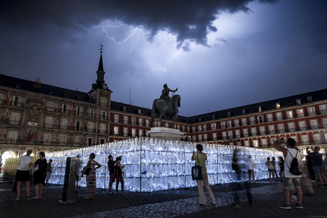 LuzInterruptus设计的塑料垃圾迷宫，马德里市长广场