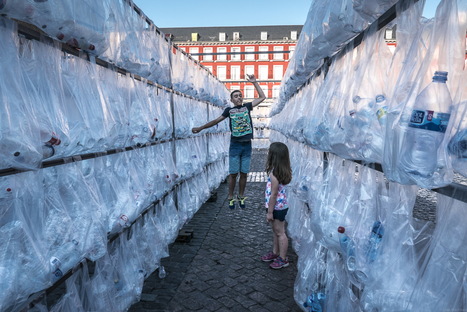 LuzInterruptus设计的塑料垃圾迷宫，马德里市长广场