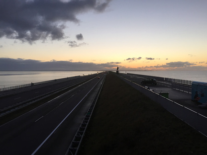 巨大的荷兰堤坝Afsluitdijk正在庆祝其85周年