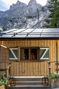 Cortina d'Ampezzo的Baita PiéTofana视觉展示改造