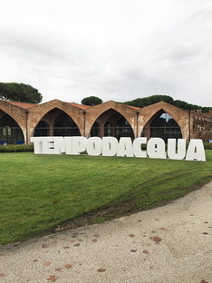 在tem雷竞技下载链接podacqua的Pisa双年展上与Miruna Dunu设置建筑师