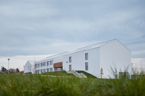 SOA Architekti的一所小学，具有被动能源标准