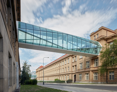 现代连接，OV-A的布拉格的两个玻璃人行道