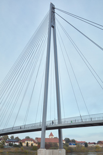 莫尔多河上的高科技人行桥