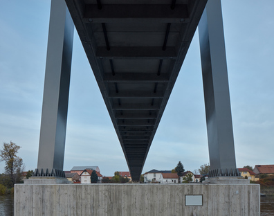 莫尔多河上的高科技人行桥
