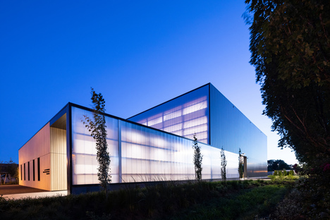 迈克尔·格林建筑完成了两座新#raybet官网的大型木结构建筑