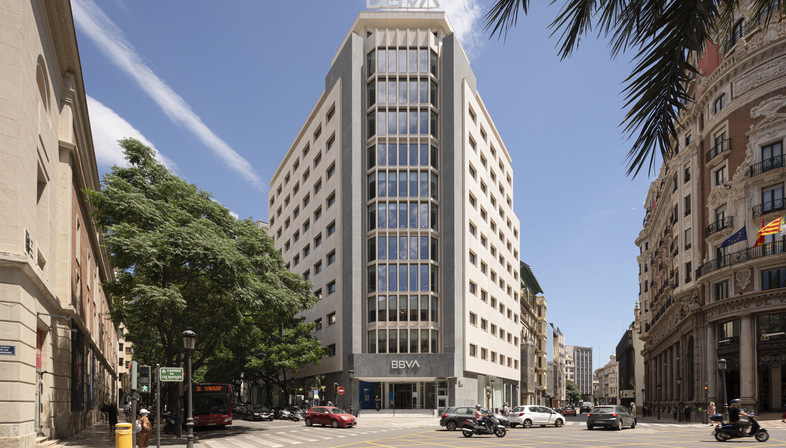 米里亚姆·卡斯特尔工作室翻修了巴伦西亚BBVA银行的总部