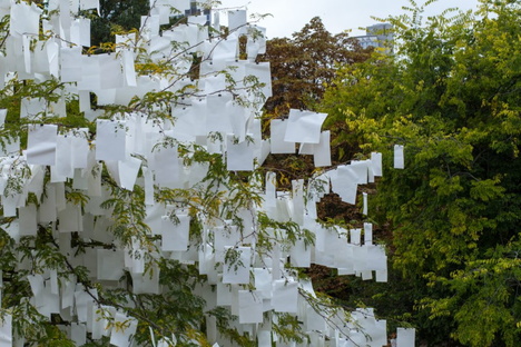 Luzinterruptus提出“Hojas Por Hojas“installation in Frankfurt 