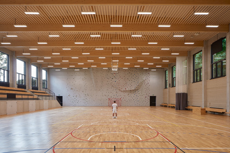 一个为活跃人士的被动建筑：Kolín的O-VA体育综合体