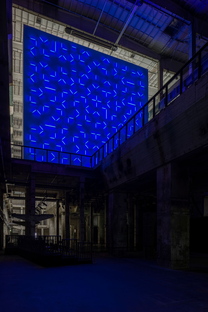 灯光和空间，罗伯特·欧文（Robert Irwin）在柏林Kraftwerk的特定地点展览
