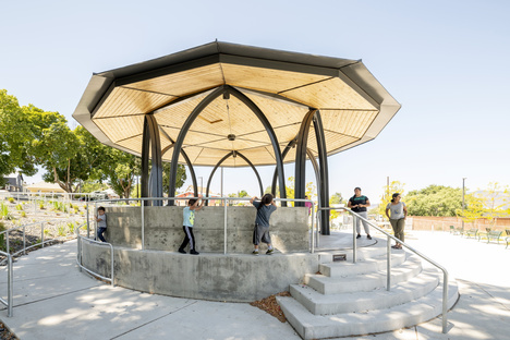 奇瓦尼斯·梅特公园（Kiwanis Methow Park）的新建亭（Kiosko）振兴公园