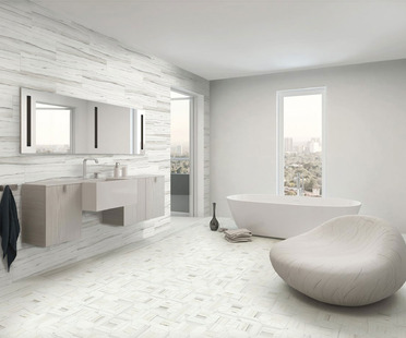 现代浴室，带有石普克的瓷板和墙壁瓷砖