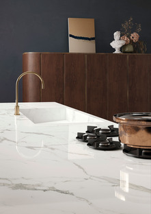 明亮，白色和热情：2020年厨房的Sapienstone Calacatta台面