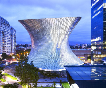 弯曲的façade与铝六边形- Soumaya博物馆在墨西哥城
