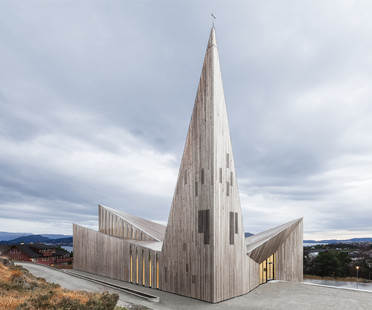 Knarvik的山丘上的木教教堂