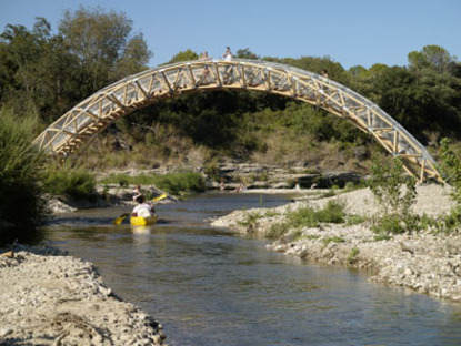 庞德·加德（Pont du Gard）的小兄弟：Shigeru Ban的纸板管桥