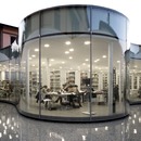 由Andrea Maffei Associati设计的Maranello图书馆的热弯曲双层玻璃