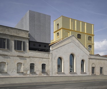 经过翻新的酿酒厂变成了米兰的Oma Rem Koolhaas的Fondazione Prada