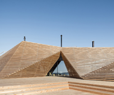 Avanto 雷竞技下载链接Architects创建了一个由木材制成的圆顶，为一家餐馆和桑拿制成