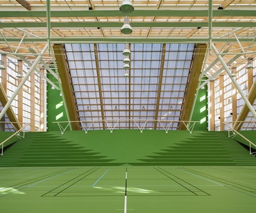 Dorte Mandrup的运动中心带有聚碳酸酯屋顶