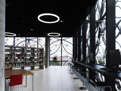 Mecanoo的伯明翰图书馆的外观上的钢圈
