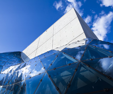 HOK设计的Dalí圣彼得堡博物馆的混凝土、钢铁和玻璃泡沫