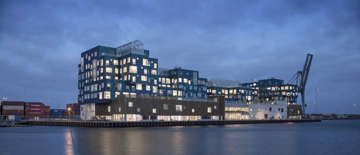 C.F的哥本哈根国际学校与太阳能电池板。Møller建雷竞技下载链接筑师