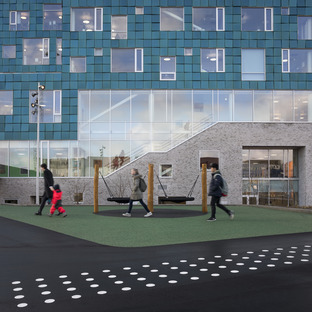 C.F的哥本哈根国际学校与太阳能电池板。Møller建雷竞技下载链接筑师