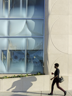 Belzberg 雷竞技下载链接Architects为位于加利福尼亚州的戈尔集团总部设计了新的倾斜玻璃幕墙