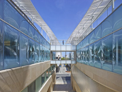 Belzberg 雷竞技下载链接Architects为位于加利福尼亚州的戈尔集团总部设计了新的倾斜玻璃幕墙
