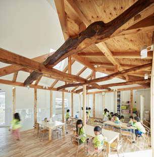 MAD在冈崎用木材和沥青瓦建造了一所幼儿园