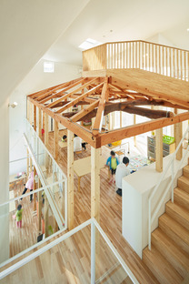 MAD在冈崎用木材和沥青瓦建造了一所幼儿园