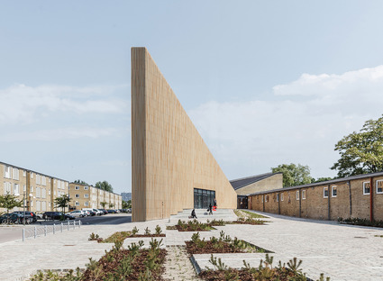 Tingbjerg图书馆，一个带有砖面包立面的COBE项目