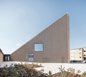 Tingbjerg图书馆，一个带有砖面包立面的COBE项目