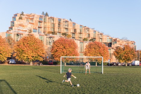 斯德哥尔摩Gärdet用雪松木覆盖的公寓，用于BIG's 79&Park项目