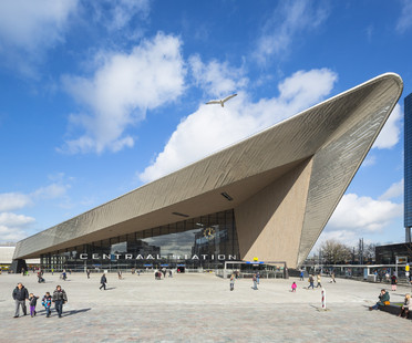 鹿特丹中心站的玻璃，铝，混凝土和木材
