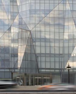 Krueck＆Sexton的Spertus Institute立面的玻璃和钢