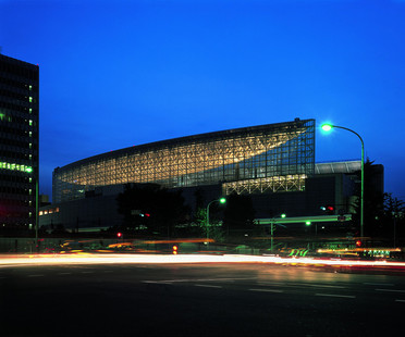 Viñoly的Tokyo International Forum倒置的Catenary Arches。